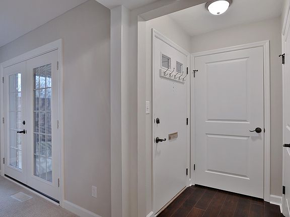 4th image of 879 Manor Ln APT C