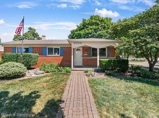 2700 Sparta Dr, Troy, MI 48083