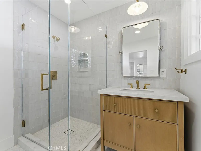 515 Kings Pl — Photo 14