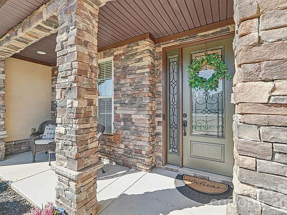 3rd image of 804 Crooked River Dr