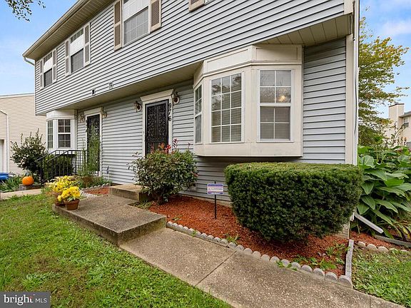3rd image of 976 Central Hills Ln