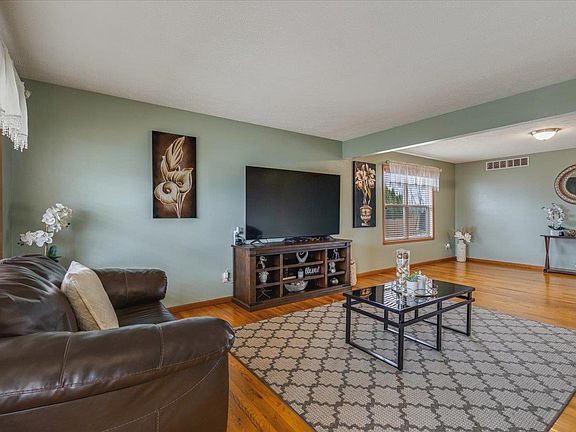 4th image of 4593 Woodcrest Ln
