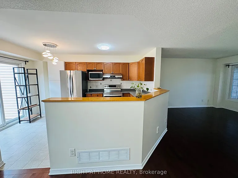 1069 Marconi Ave — Photo 11