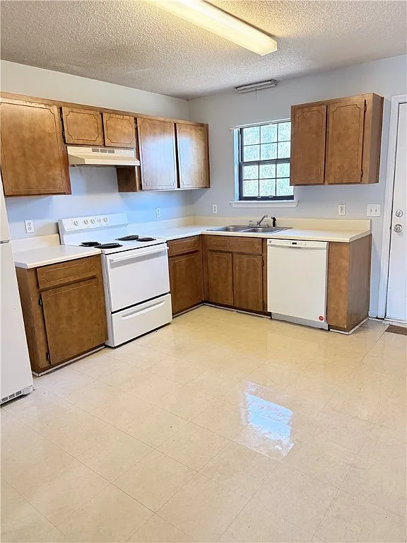 Building Photo - 890 E Cherry St #204