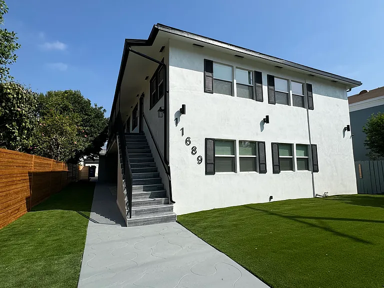 11689 Chandler Blvd — Photo 1