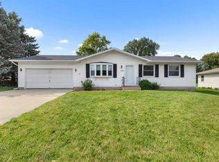 1028 W Meadows Dr, Freeport, IL 61032