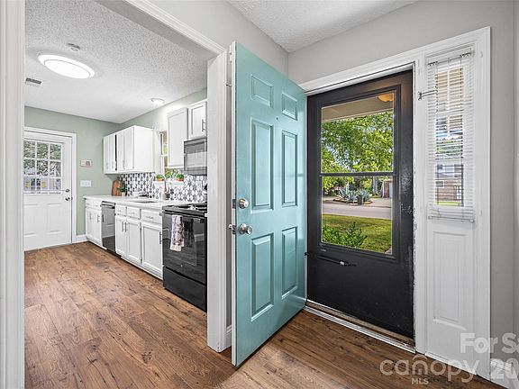 3rd image of 1508 Fieldcrest Cir