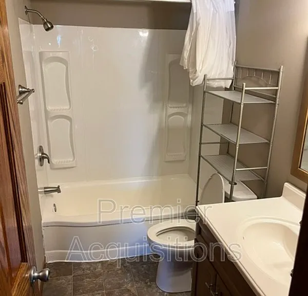 210 E Bland St — Photo 6
