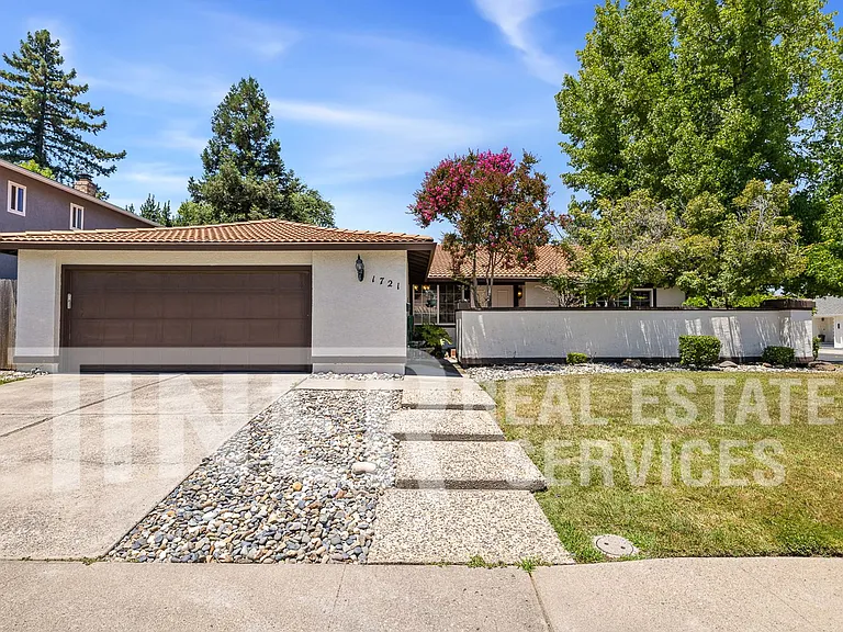 1721 Oakwood Dr — Photo 2