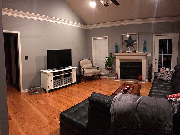 3rd image of 907 Clear Creek Cir