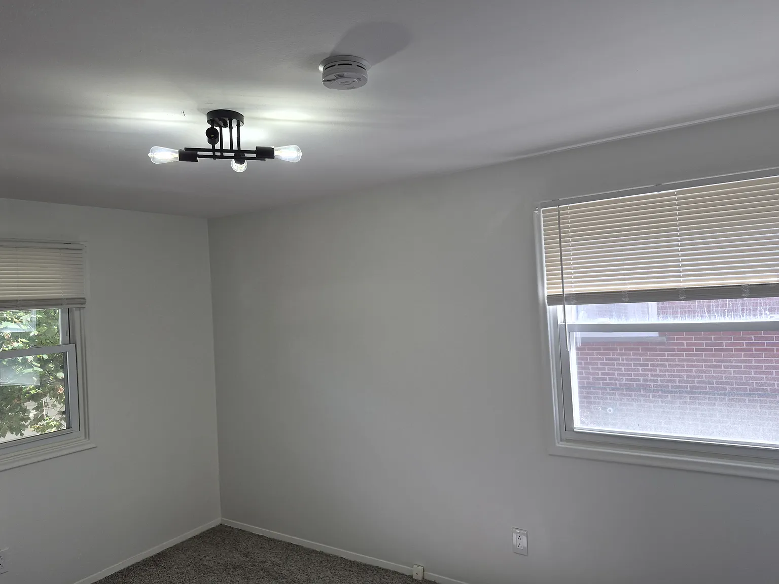 3 bed, 1.5 bath, 1382 sqft, $2,000 — Photo 3