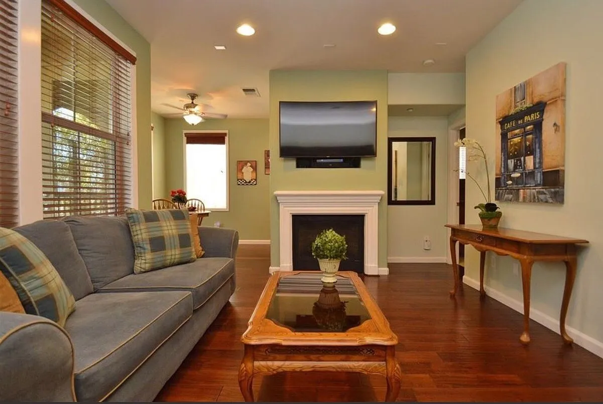Dublin Terraces Spacious 2BR/2BA with Hardwood Floors, Pool, Clubhouse & Gym! — Photo 2