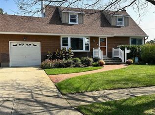 11 Eastwood Dr, Massapequa Park, NY 11762