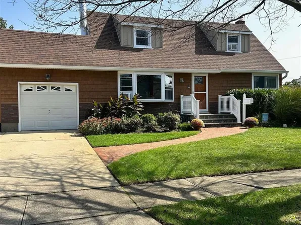 11 Eastwood Drive, Massapequa Park, NY 11762