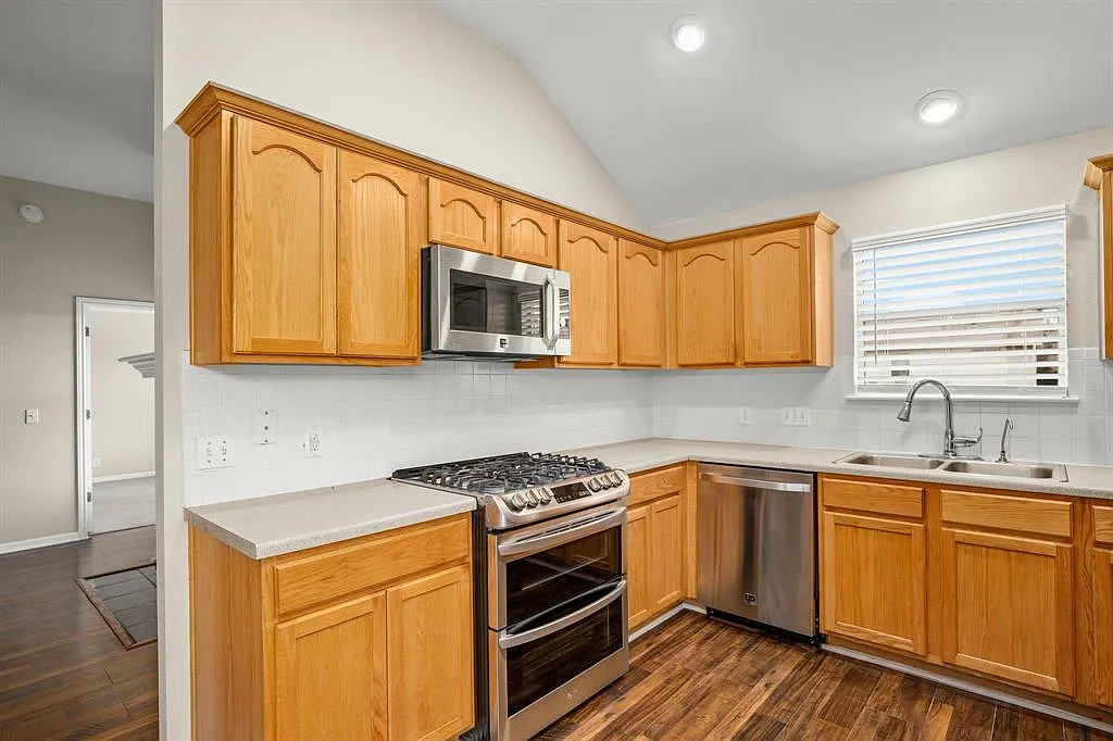 3 bed, 1369 sqft, $1,895 — Photo 3