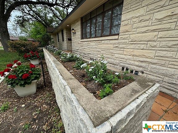2nd image of 827 E Krezdorn St