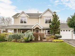 8 Hillside Ln, Syosset, NY 11791