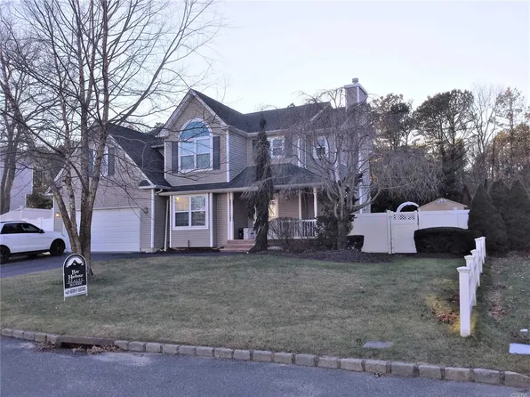 22 Tuthill Creek Dr, Patchogue, NY 11772