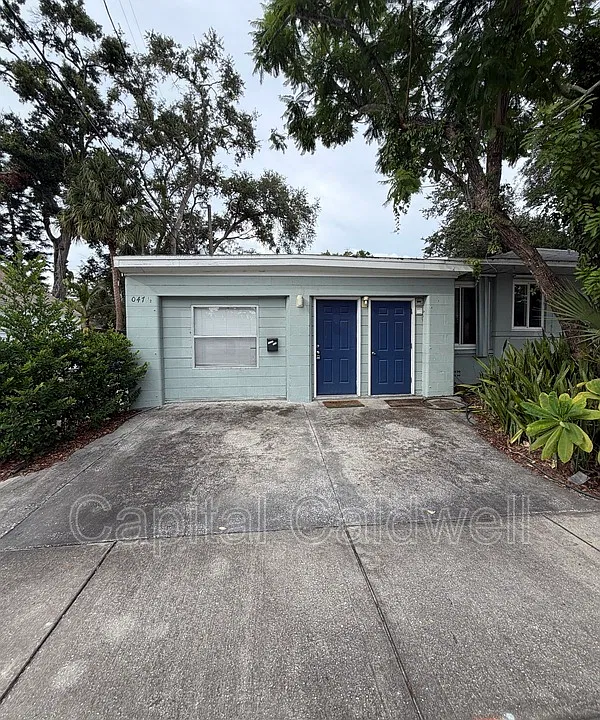 1047 1/2 11th Ave N