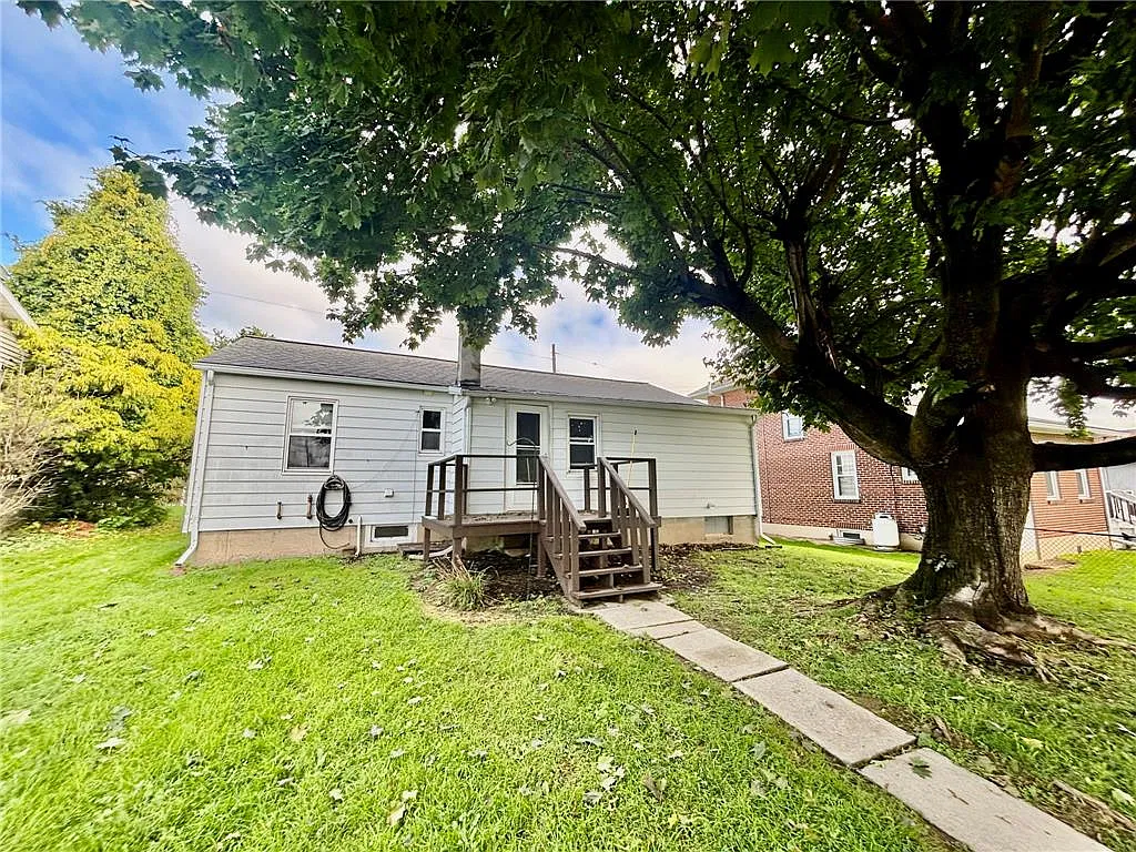 3 bed, 1.0 bath, 855 sqft, $1,900 — Photo 3