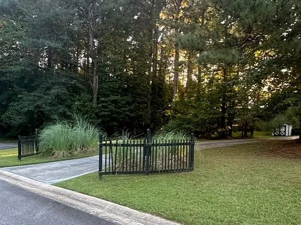 135 Estate Dr, Sharpsburg, GA 30277