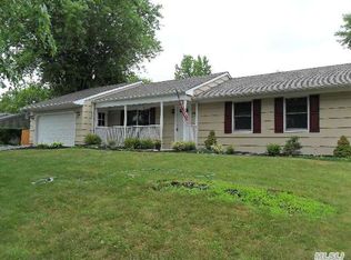 25 Spyglass Ln, East Setauket, NY