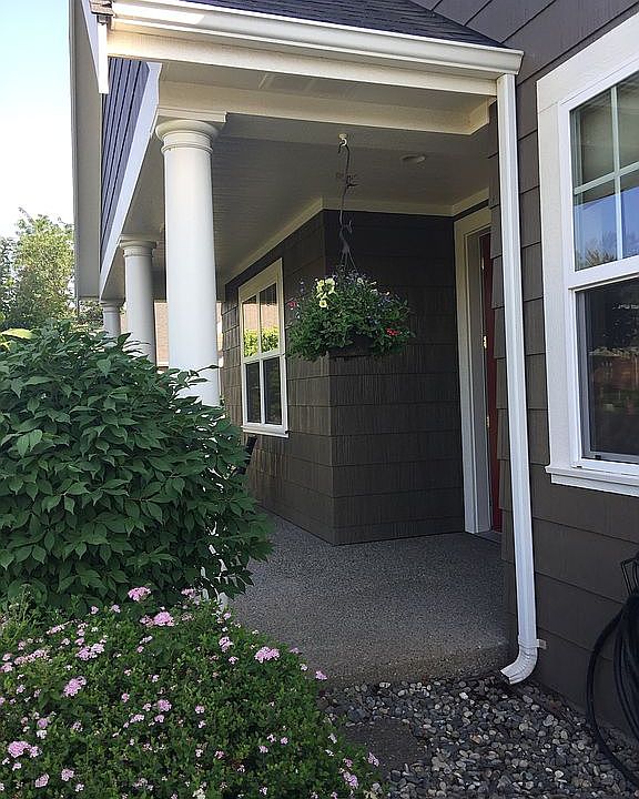 1st image of 910 SE Creekside Dr
