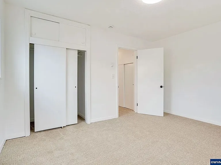 242 Jackson St E — Photo 28