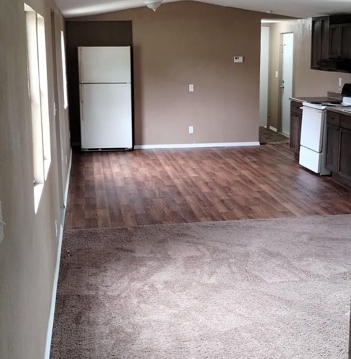1st image of 135 SE Guinevere Ct