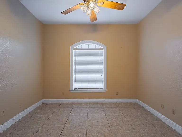 2201 Zacatecas Dr — Photo 32
