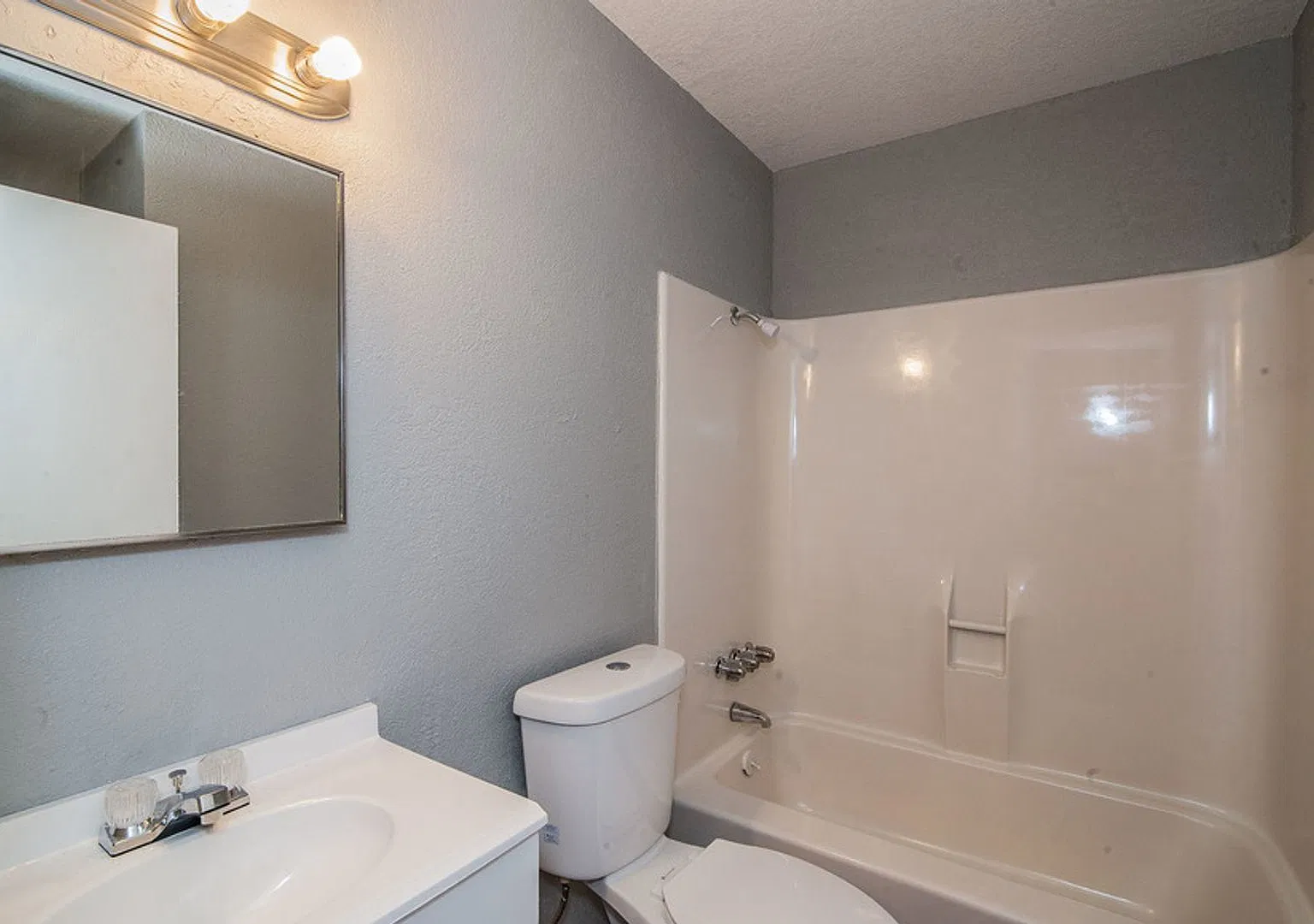 Cozy Remodeled House Near Downtown — Photo 2