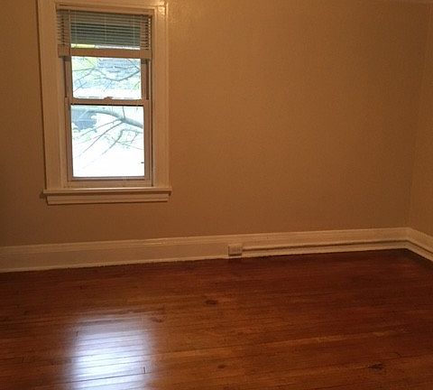 5th image of 923 E 8th St