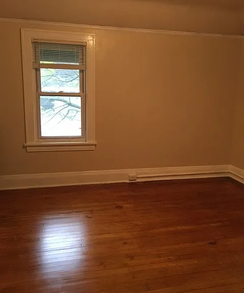 923 E 8th St — Photo 5