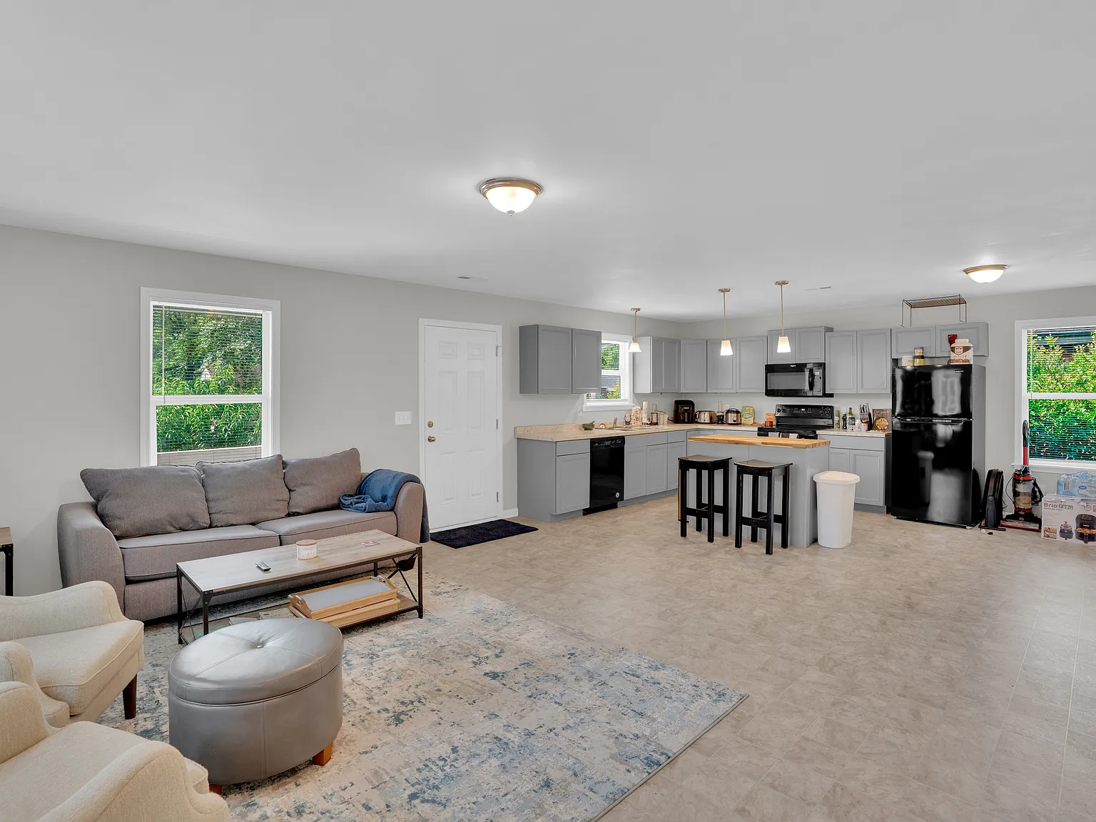 3 bed, 1232 sqft, $1,900 — Photo 2