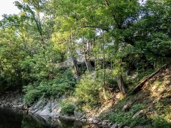 102 Creek Side Ln