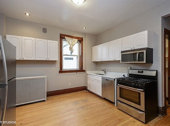 5th image of 858 N Wolcott Ave APT 1