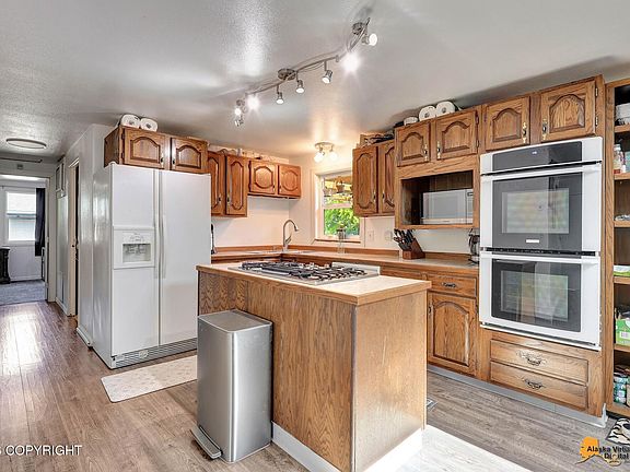 2nd image of 1607 Summit View St