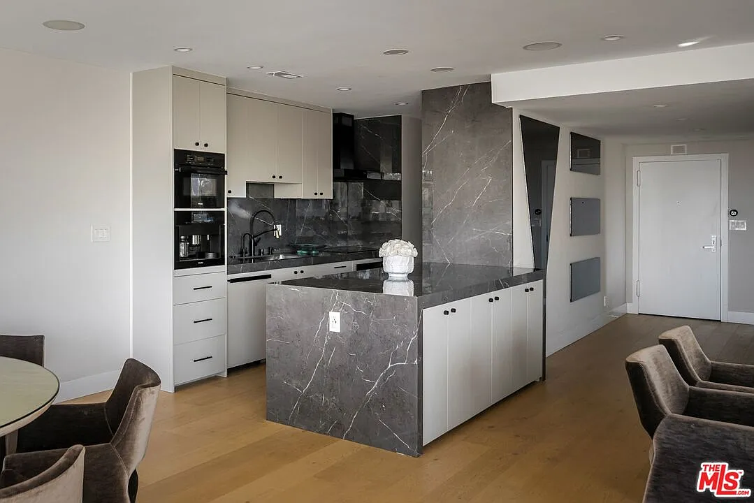 2 bed, 2.0 bath, 1819 sqft, $9,450 — Photo 3