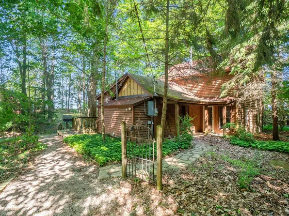 2560 Lakeshore Dr, Fennville, MI 49408