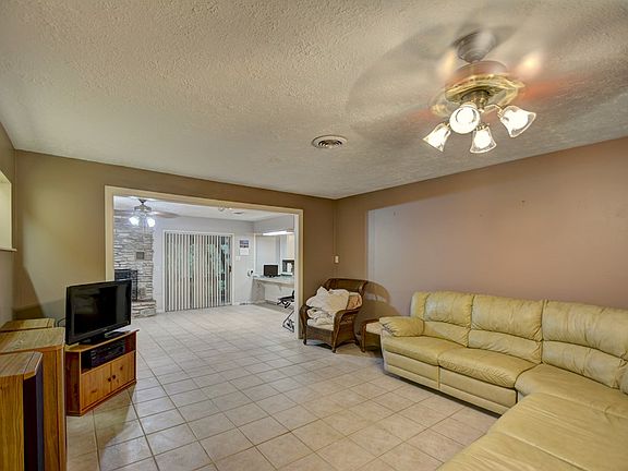 4th image of 1115 Warbler Dr