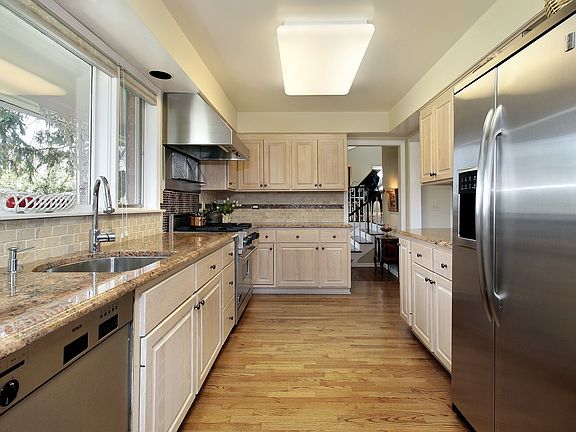 Kitchen faces east, greets the sunrise; Viking stove, SS appl.