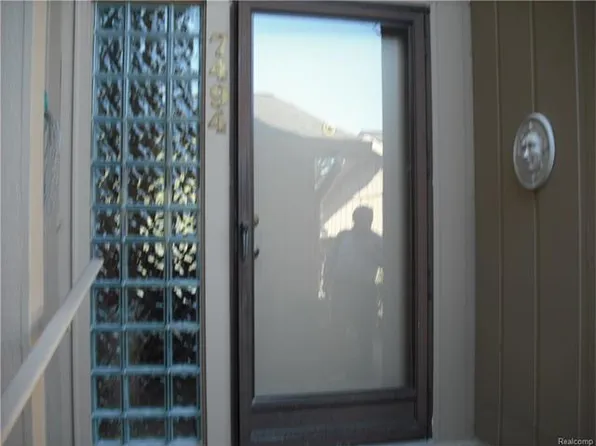 7494 Pebble Ln #1, West Bloomfield, MI 48322