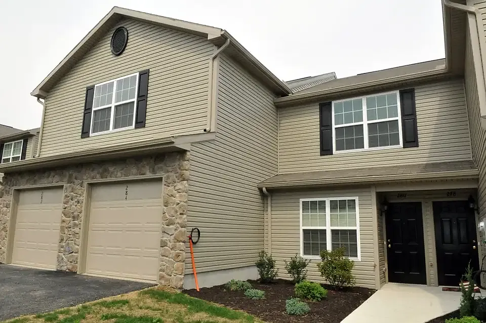 3 bed, 2.5 bath, 1556 sqft, $1,950 — Photo 1