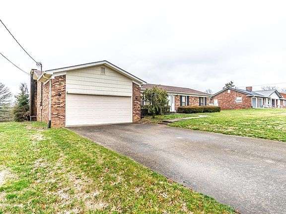 3rd image of 105 Allen Douglas Dr