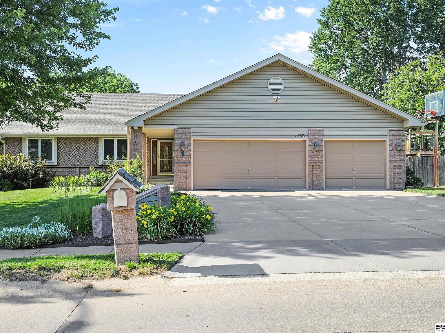 14676 Hawthorne Ave, Omaha, NE 68154 | Zillow