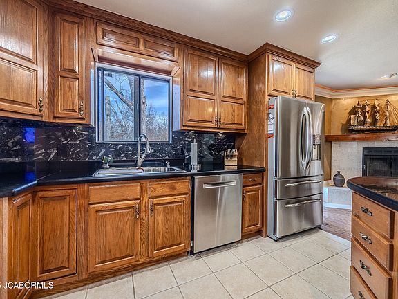 3rd image of 28 Delancey St