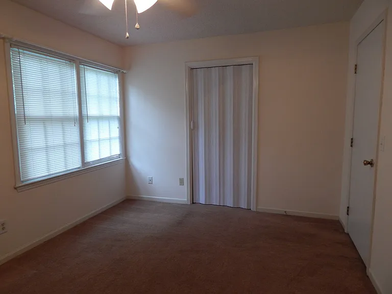738 E Coventry Ln — Photo 8