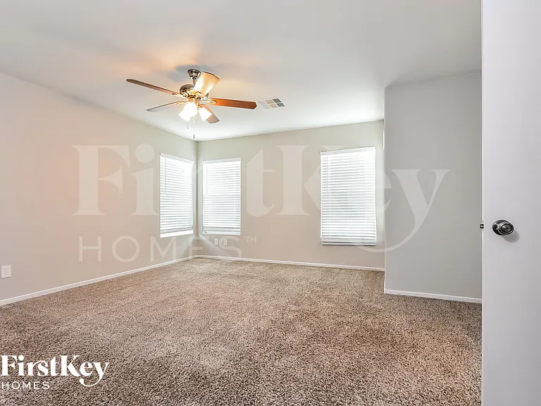 452 Redruth Dr — Photo 7