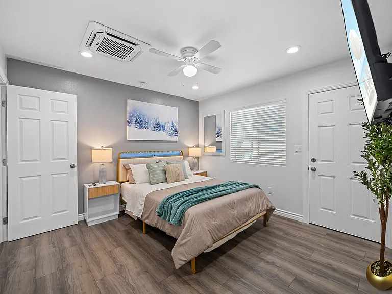 Clean and inviting bedroom with a queen-size bed and fluffy pillows.