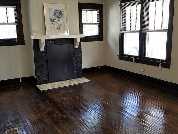 Open entryway great for entertaining